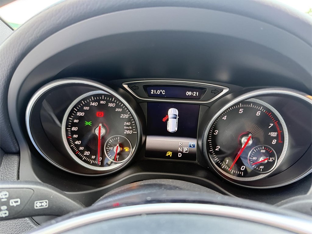 Foto 9 MERCEDES GLA 180 AMG LINE