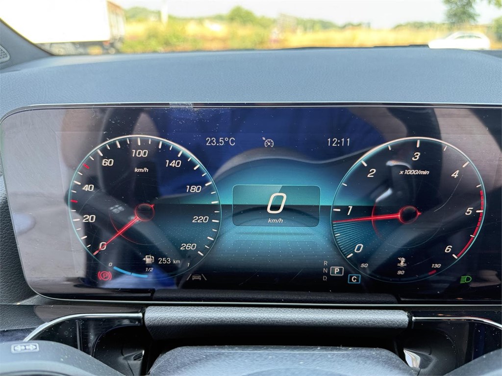 Foto 8 MERCEDES GLA 200D 8G-DCT AMG LINE