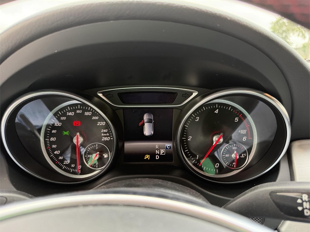 Foto 11 MERCEDES GLA 200D AMG LINE