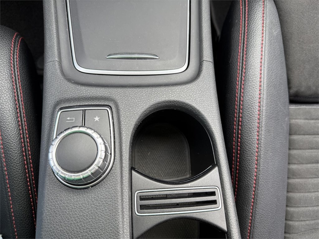 Foto 14 MERCEDES GLA 200D AMG LINE