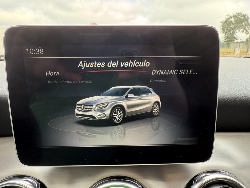 Foto 16 MERCEDES GLA 200D AMG LINE