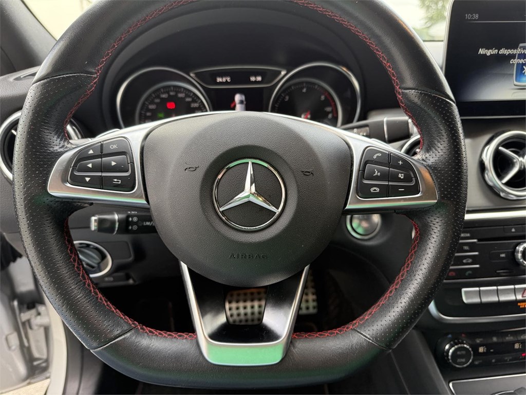 Foto 19 MERCEDES GLA 200D AMG LINE