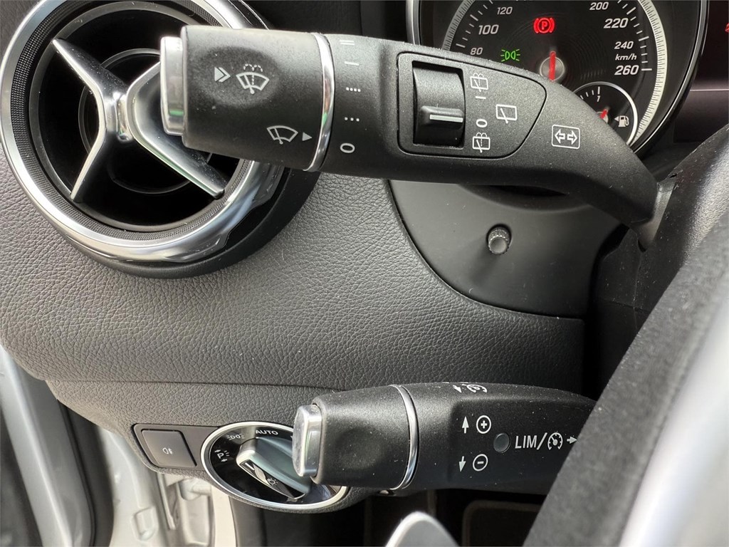 Foto 9 MERCEDES GLA 200D AMG LINE