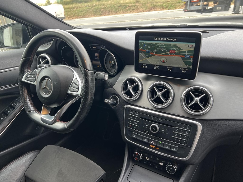 Foto 4 MERCEDES GLA 200D AMG LINE